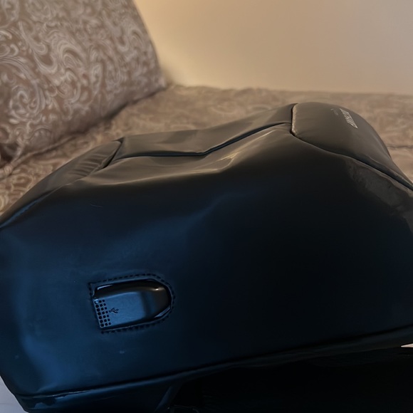 *LIKE NEW* Duchamp London Anti-theft Laptop Backpack - Picture 2 of 4